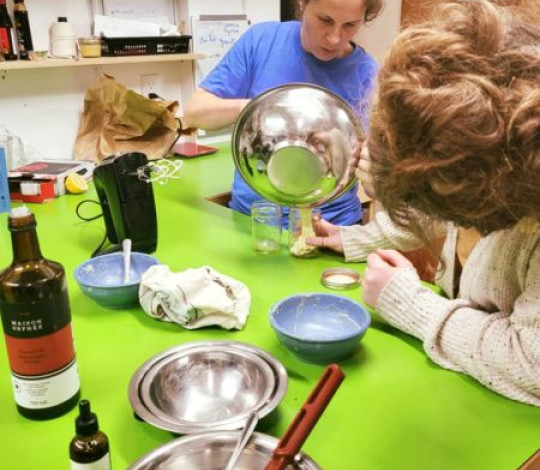 Les participantes à l'atelier de l'an dernier ont appris à créer leurs propres cosmétiques naturels dans une ambiance conviviale. Devant la popularité de l'activité, présentée à deux reprises, la MRC récidive le 22 novembre prochain.