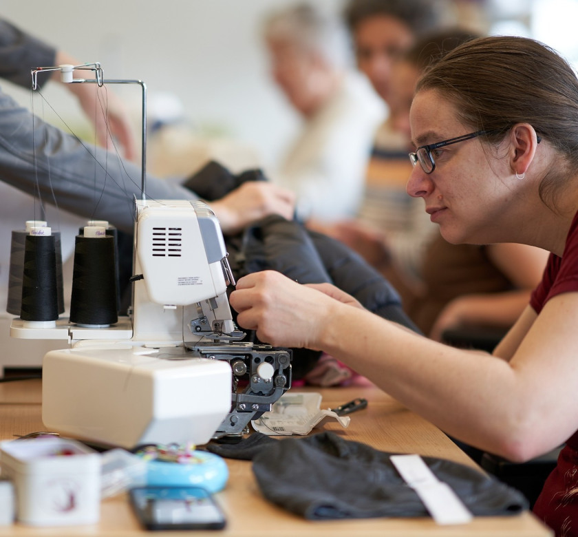 Une couturière répare un vêtement